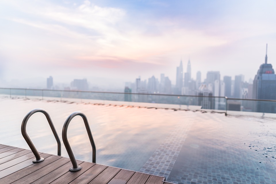 Consejos para limpiar suelos de piscinas